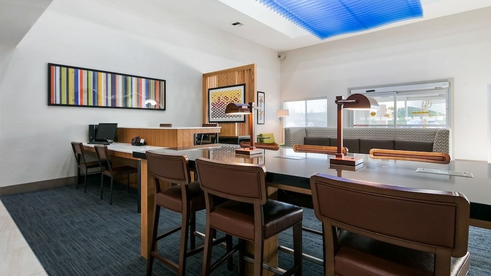 HOLIDAY INN EXPRESS & SUITES E0