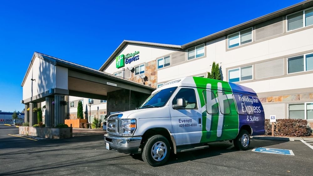 HOLIDAY INN EXPRESS & SUITES E2
