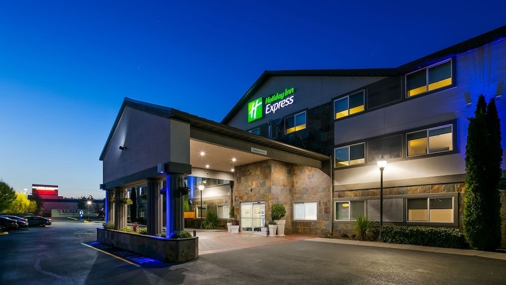 HOLIDAY INN EXPRESS & SUITES E1