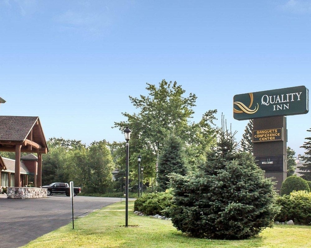 QUALITY INN RHINELANDER2