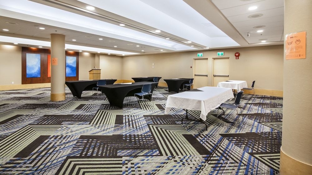 HOLIDAY INN EXPRESS & SUITES L2
