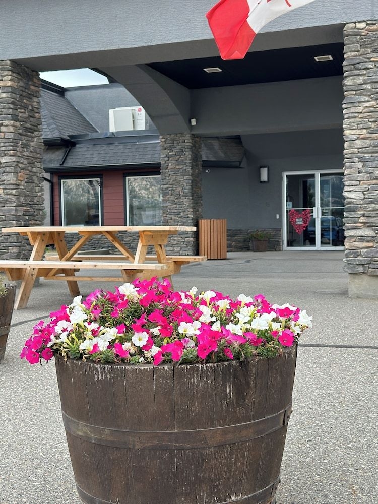 SUPER 8 INVERMERE4