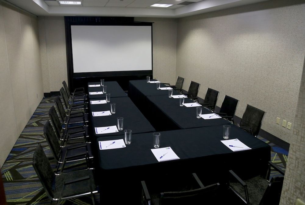 HOLIDAY INN EXPRESS & SUITES B3