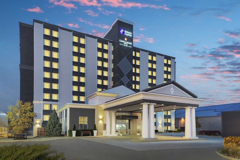 HOLIDAY INN EXPRESS & SUITES C1
