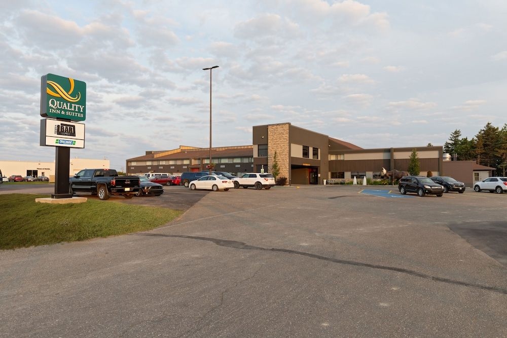 QUALITY INN & SUITES4