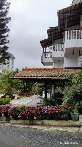 Hillview Inn1