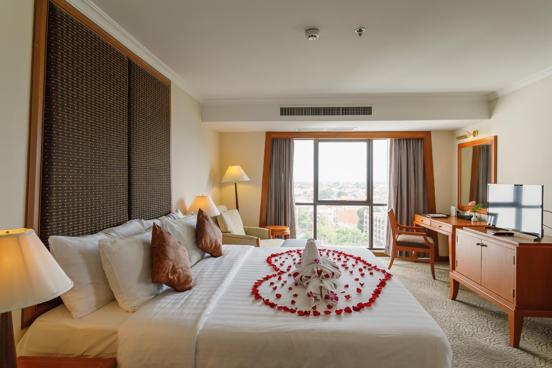 โรงแรม อโมรา ท่าแพ เชียงใหม่ (Amora Tapae Hotel)1