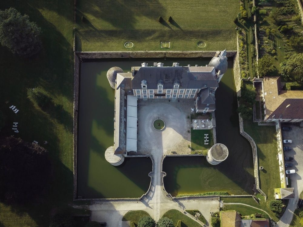 Le Chateau d Etoges2