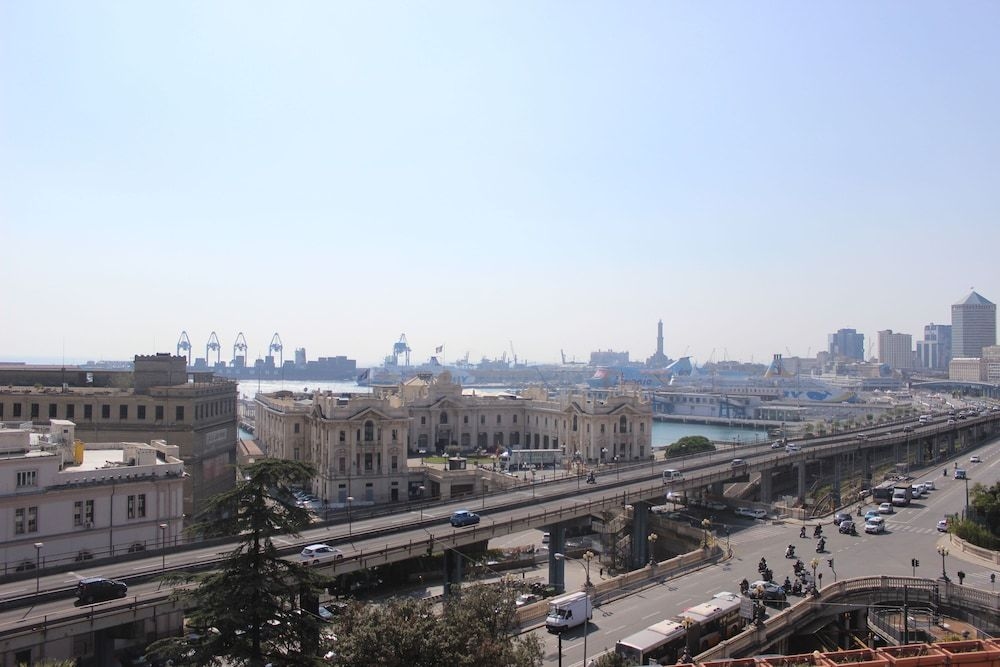 Alexander Hotel0