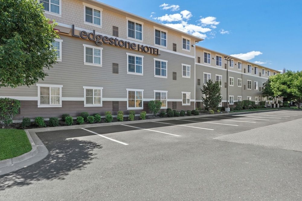 Ledgestone Hotel1