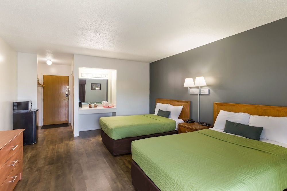 Econo Lodge Malone3