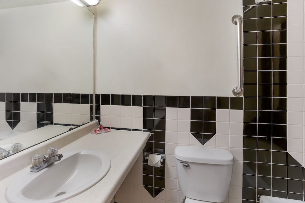 Econo Lodge Malone1