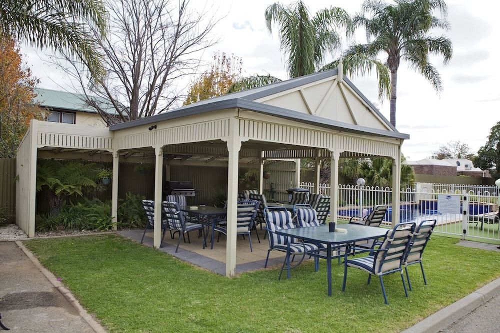 Paddle Wheel Motel4