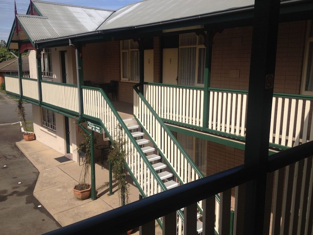3 Explorers Motel0