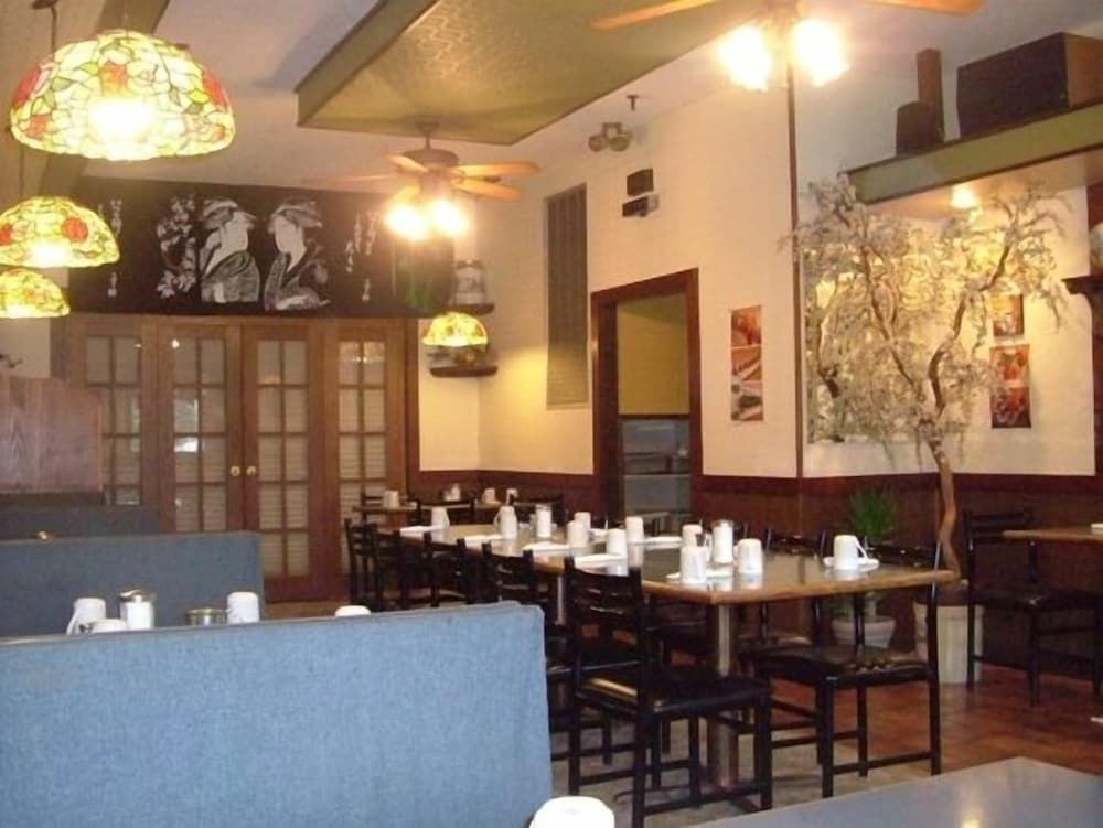 Colonial Inn3
