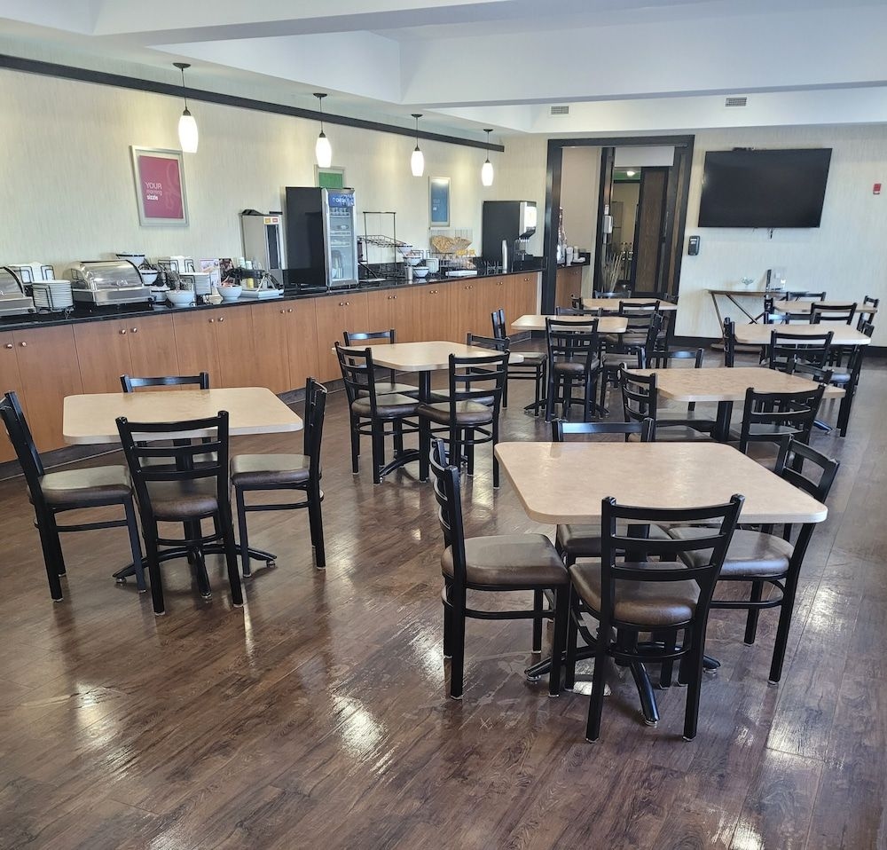 คอมฟอร์ต อินน์ แอนด์ สวีท (Comfort Inn & Suites)2