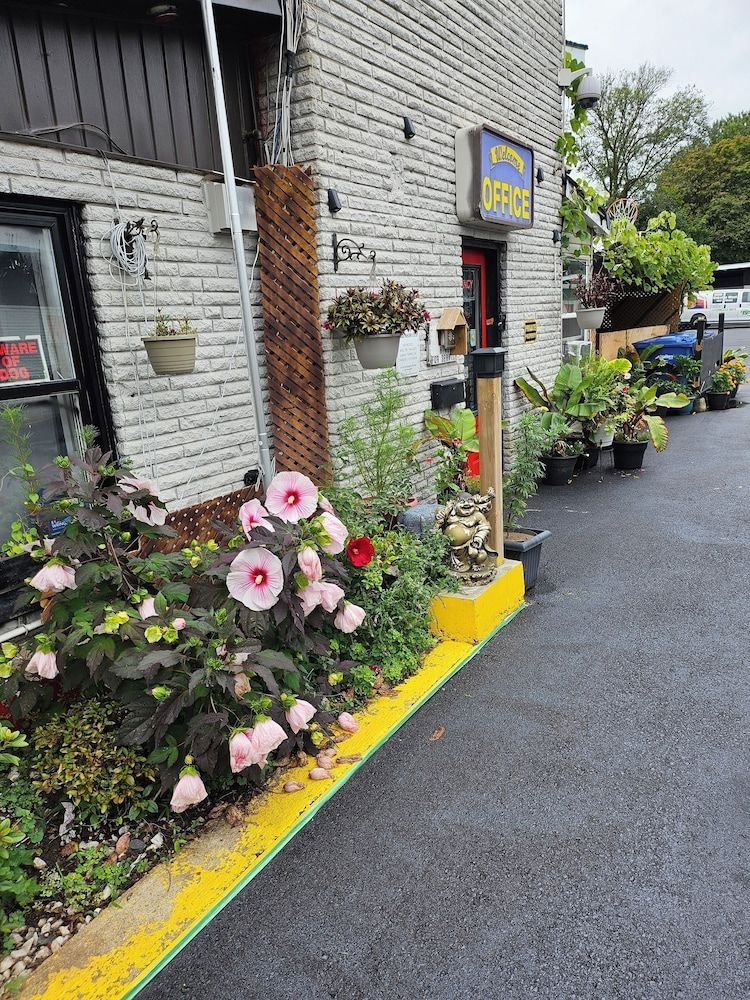 Crestwood Motel1