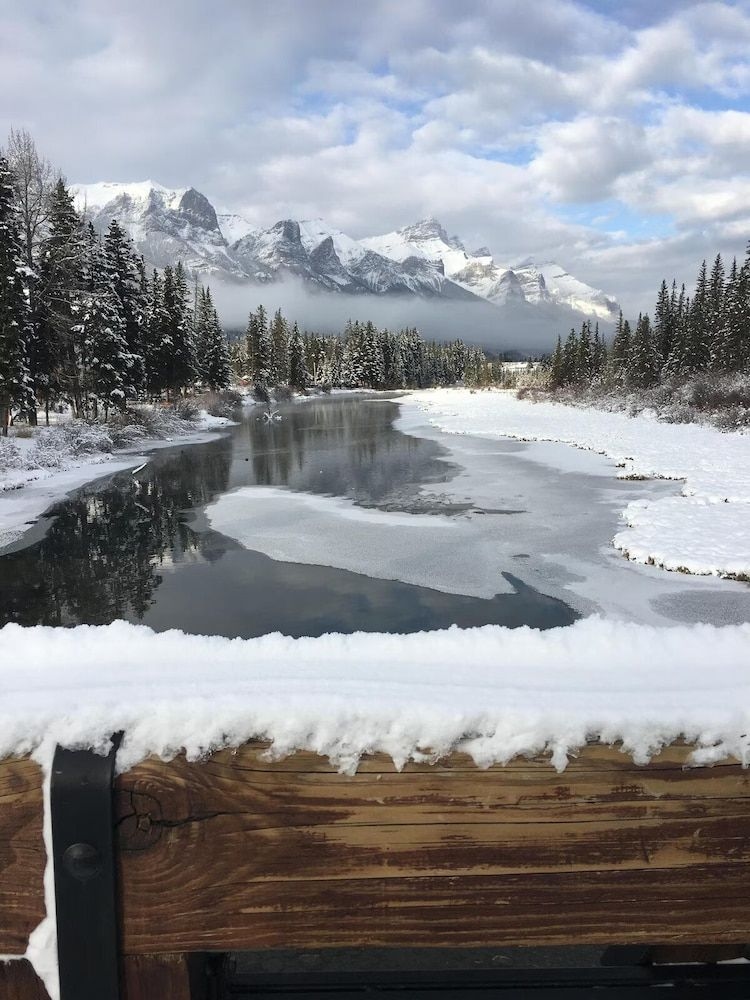Rundle Cliffs Lodge1