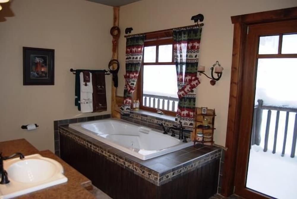 Kowal Ski Cabin by Apex Accommodations4
