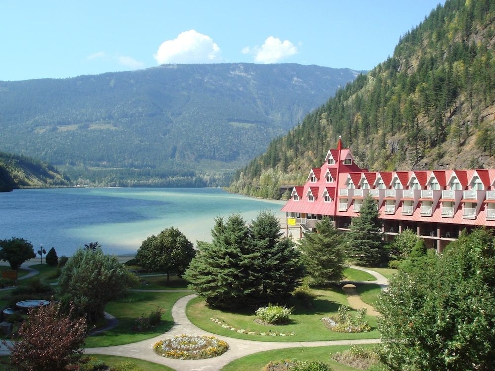 Three Valley Lake Chateau1