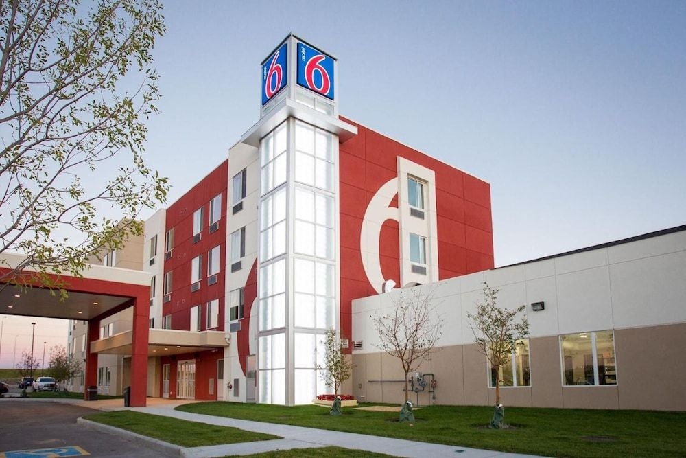Motel 6 Airdrie, AB2