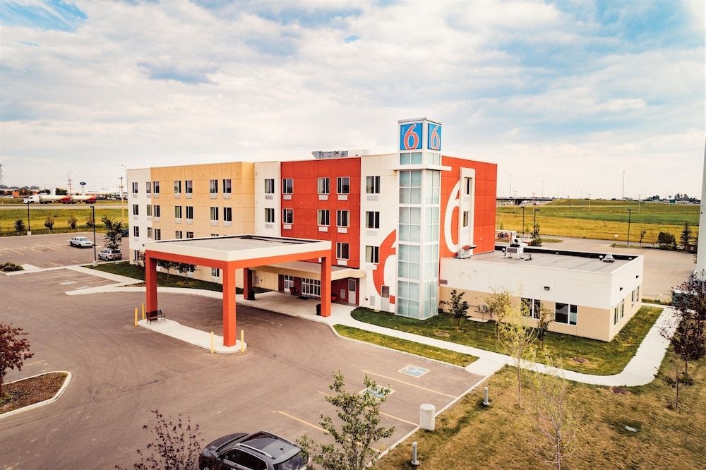 Motel 6 Airdrie, AB3