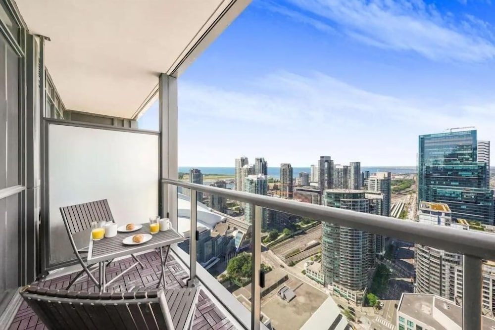 ไลฟ์ สวีทส์ ลอฟต์ - ซีเอ็น ทาวเวอร์ (Life Suites Loft - CN Tower)2