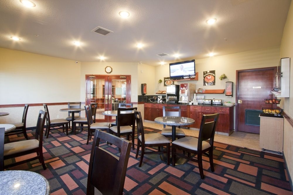 Foxwood Inn & Suites4