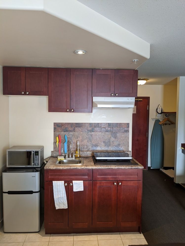 Foxwood Inn & Suites3