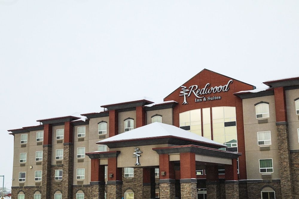 Redwood Inn & Suites1