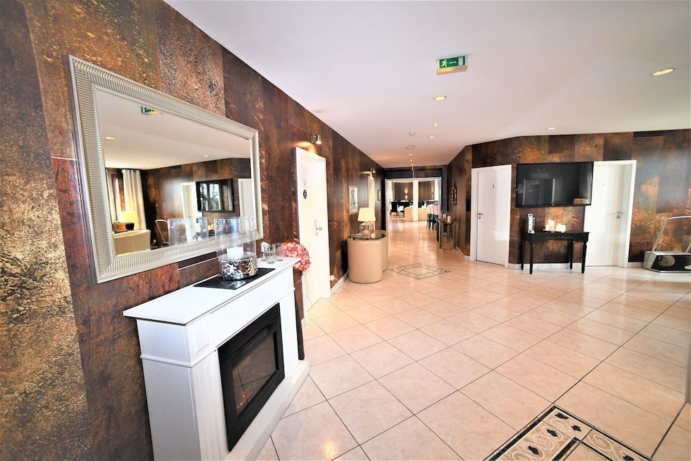 Ascot Hotel4