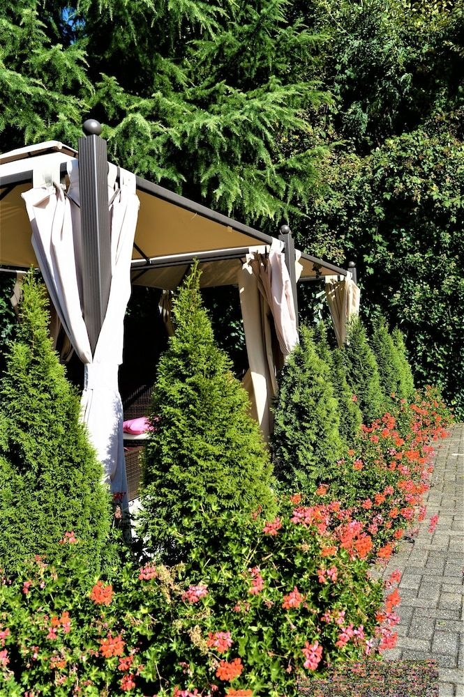Ascot Hotel1