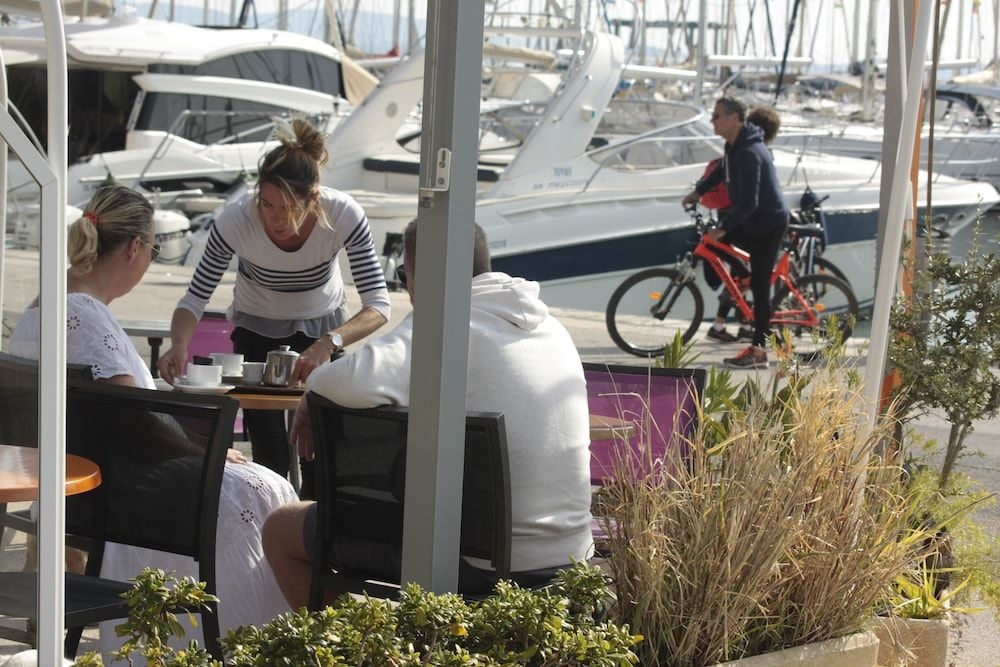 Le Mediterran0