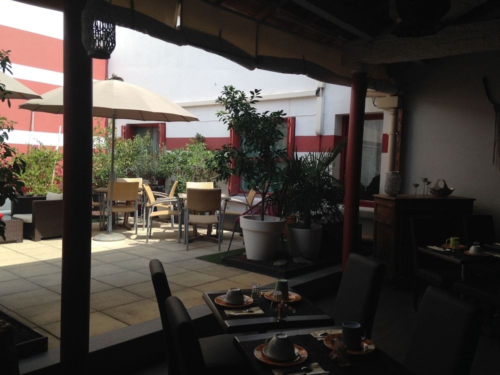 Hotel Cote Patio1