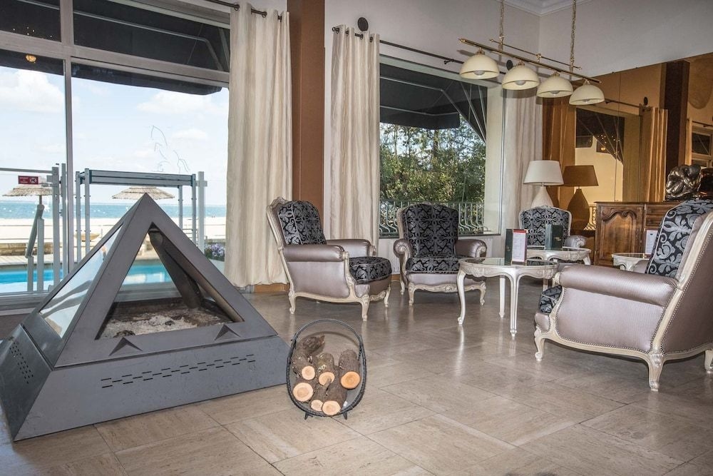 Arc Hotel sur Mer0