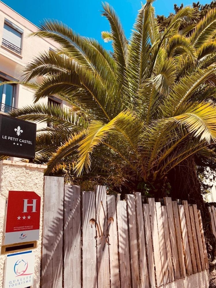 Le Petit Castel0