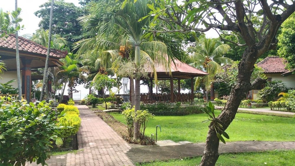 Lovina Beach Hotel0