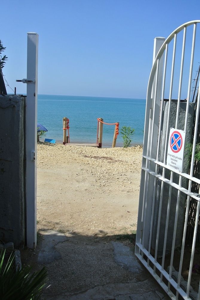 3sirene Near The Beach1