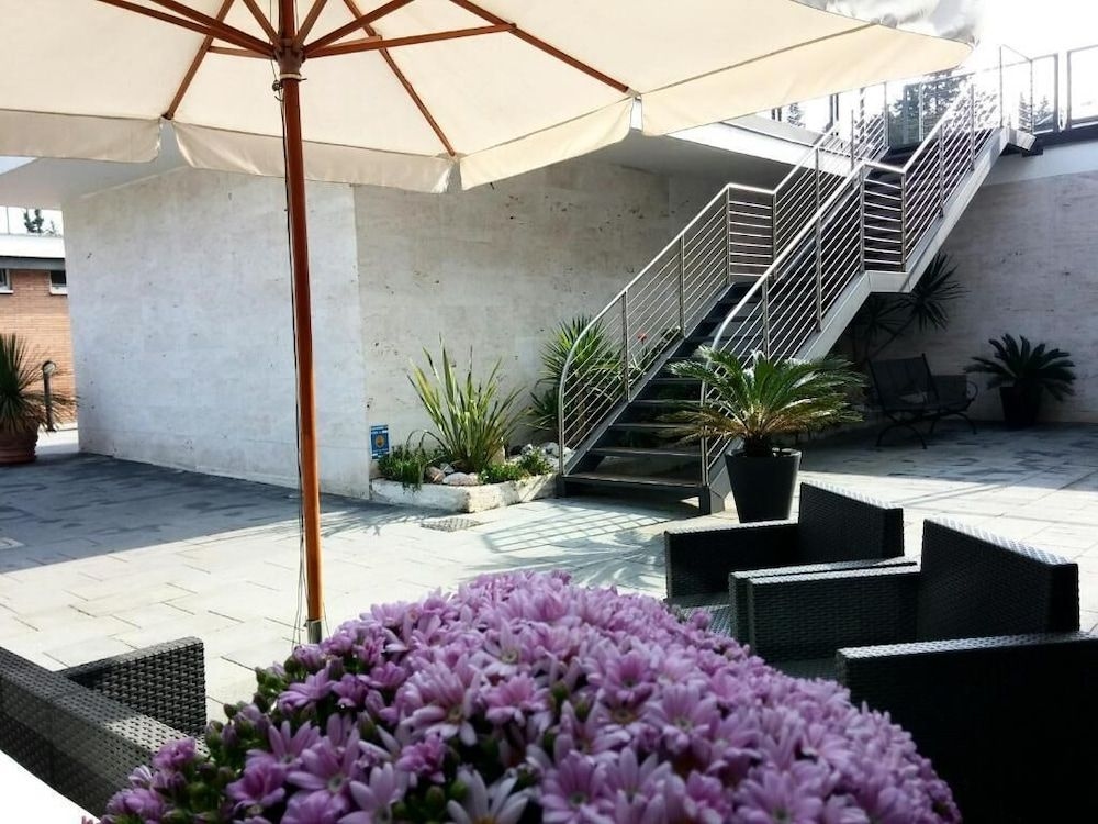 Garden Hotel2