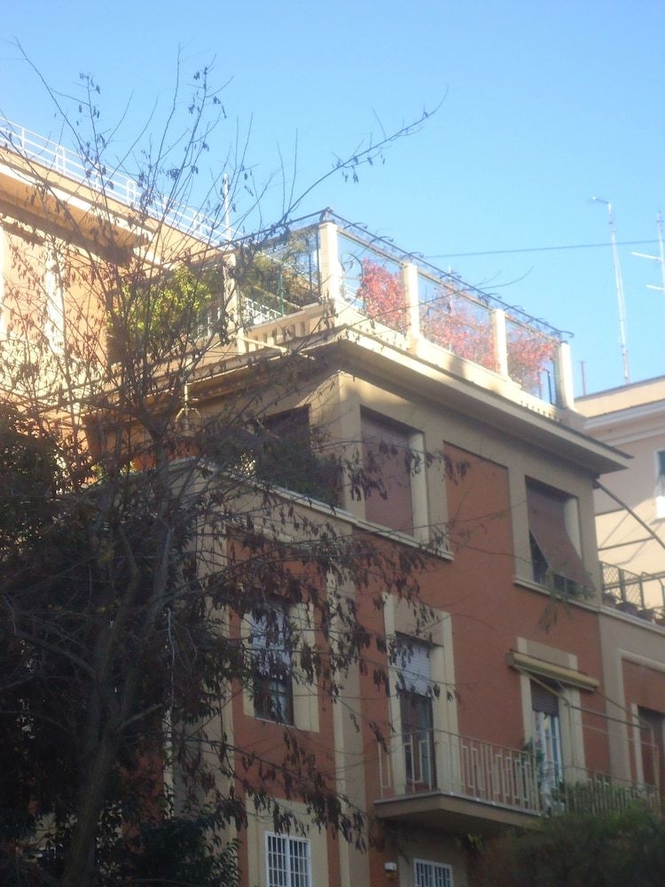 Dea Roma Inn1