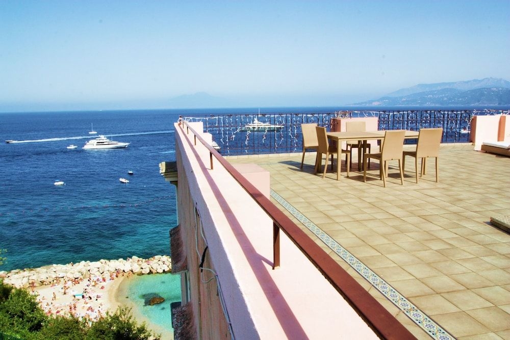 Capri Inn1