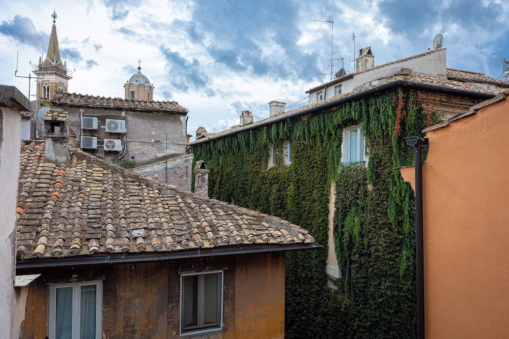Coronari Courtyard2