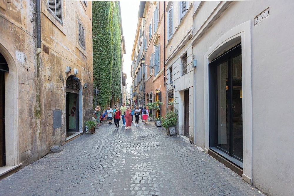 Coronari Courtyard0
