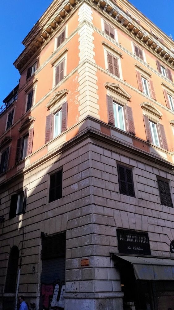 Nicolas Inn4