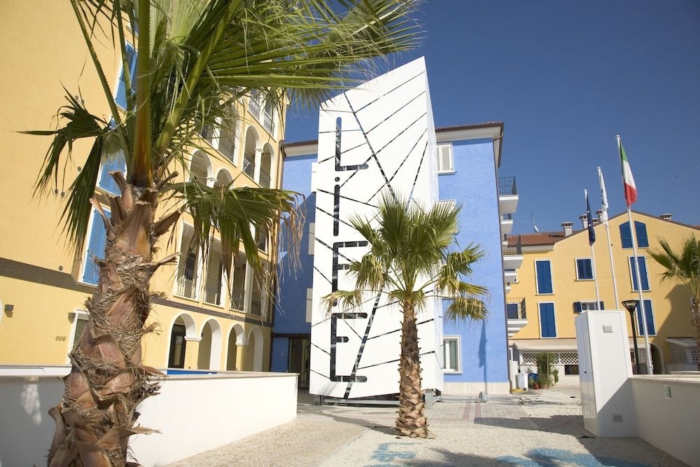 Life Hotel1