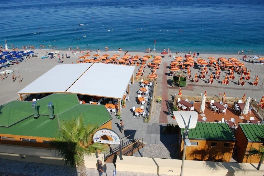 Maniel Beach Hotel4