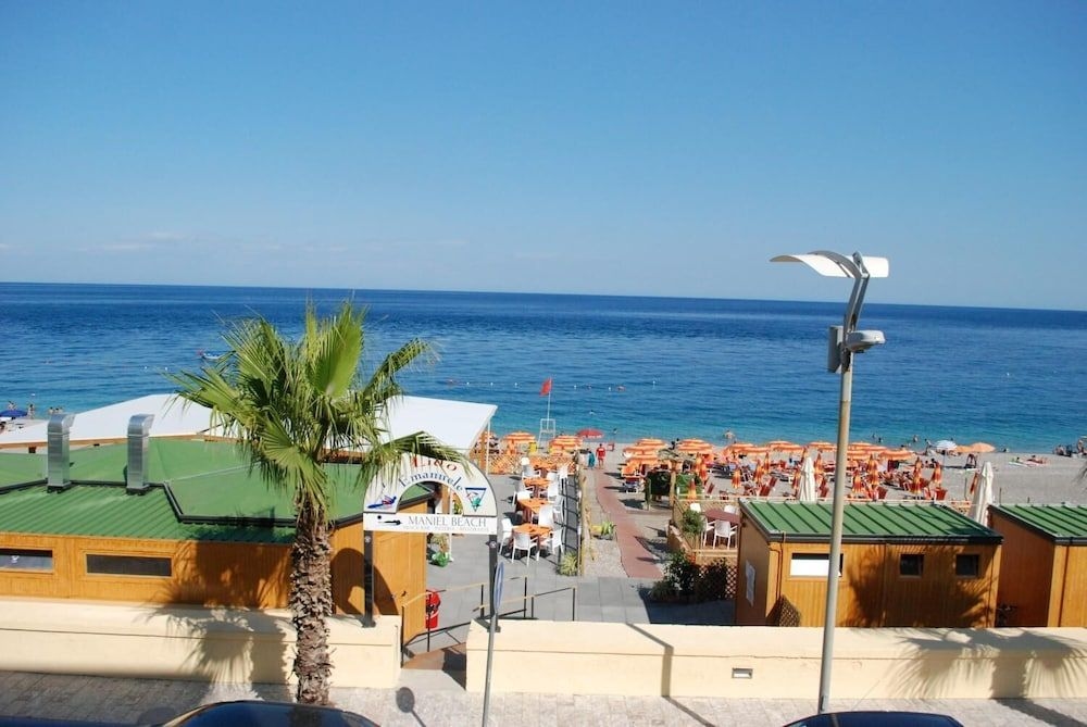 Maniel Beach Hotel3