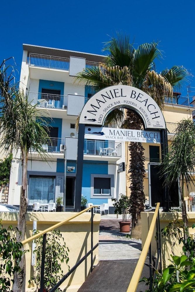 Maniel Beach Hotel1
