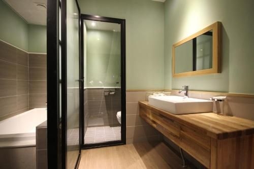 โรงแรม 25 อาวร์ 2 (25 Hours Hotel)1