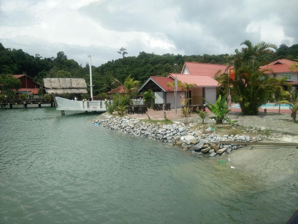Penarak Bamboo Beach Motel4
